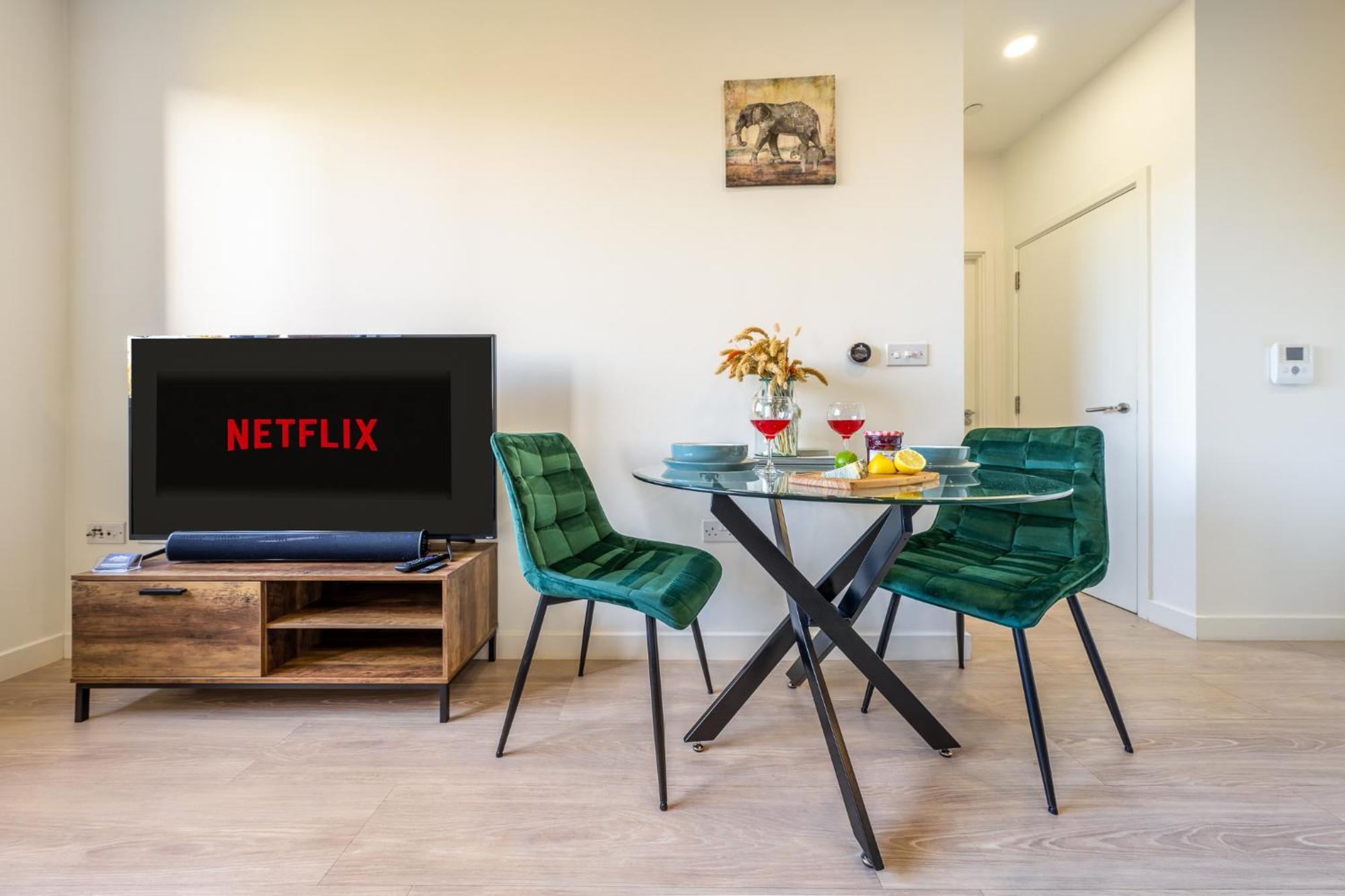 Luxury 1 Bedroom Serviced Apartment With Roof Terrace & Gym Stevenage Exterior foto