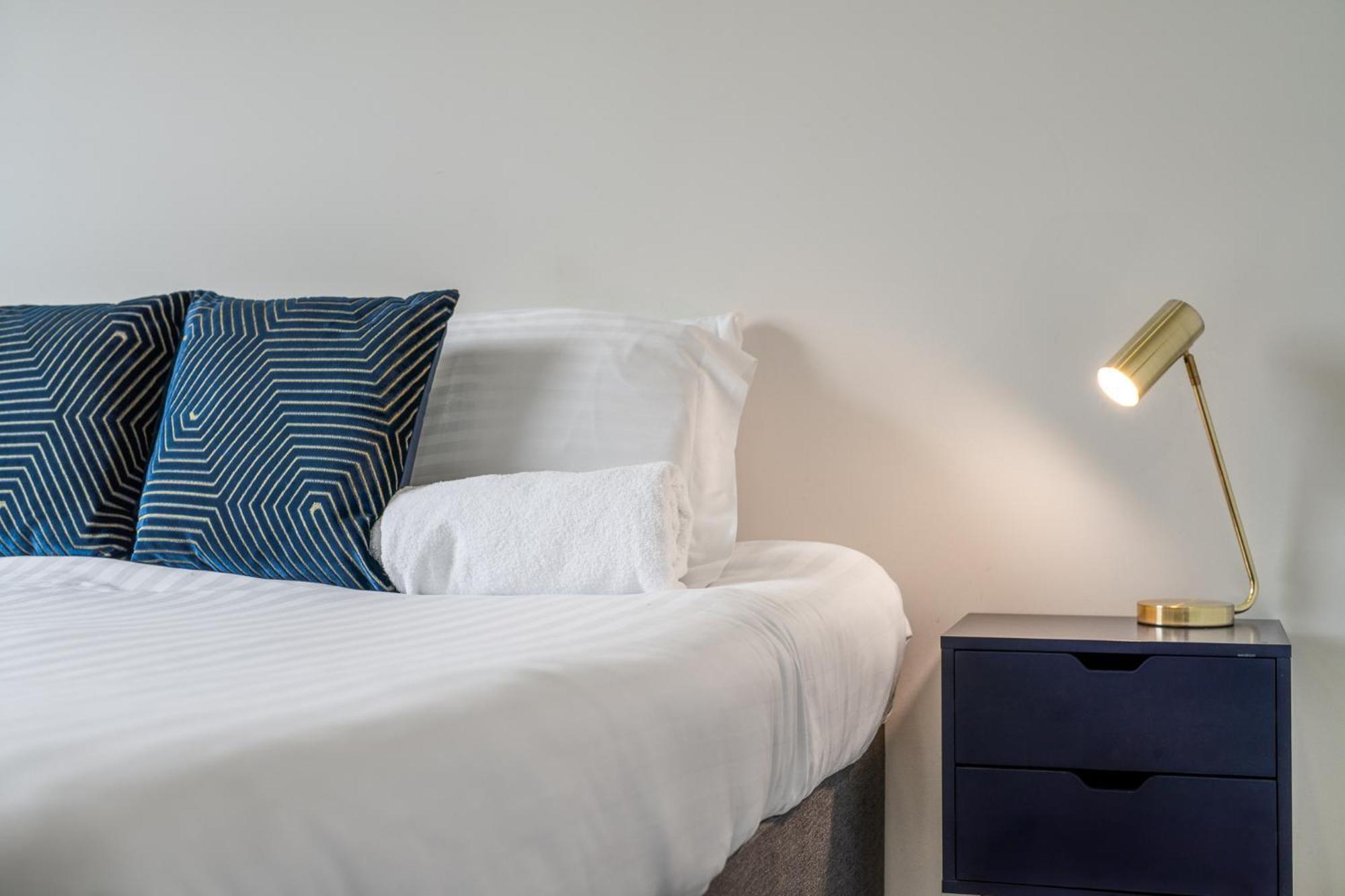 Luxury 1 Bedroom Serviced Apartment With Roof Terrace & Gym Stevenage Exterior foto