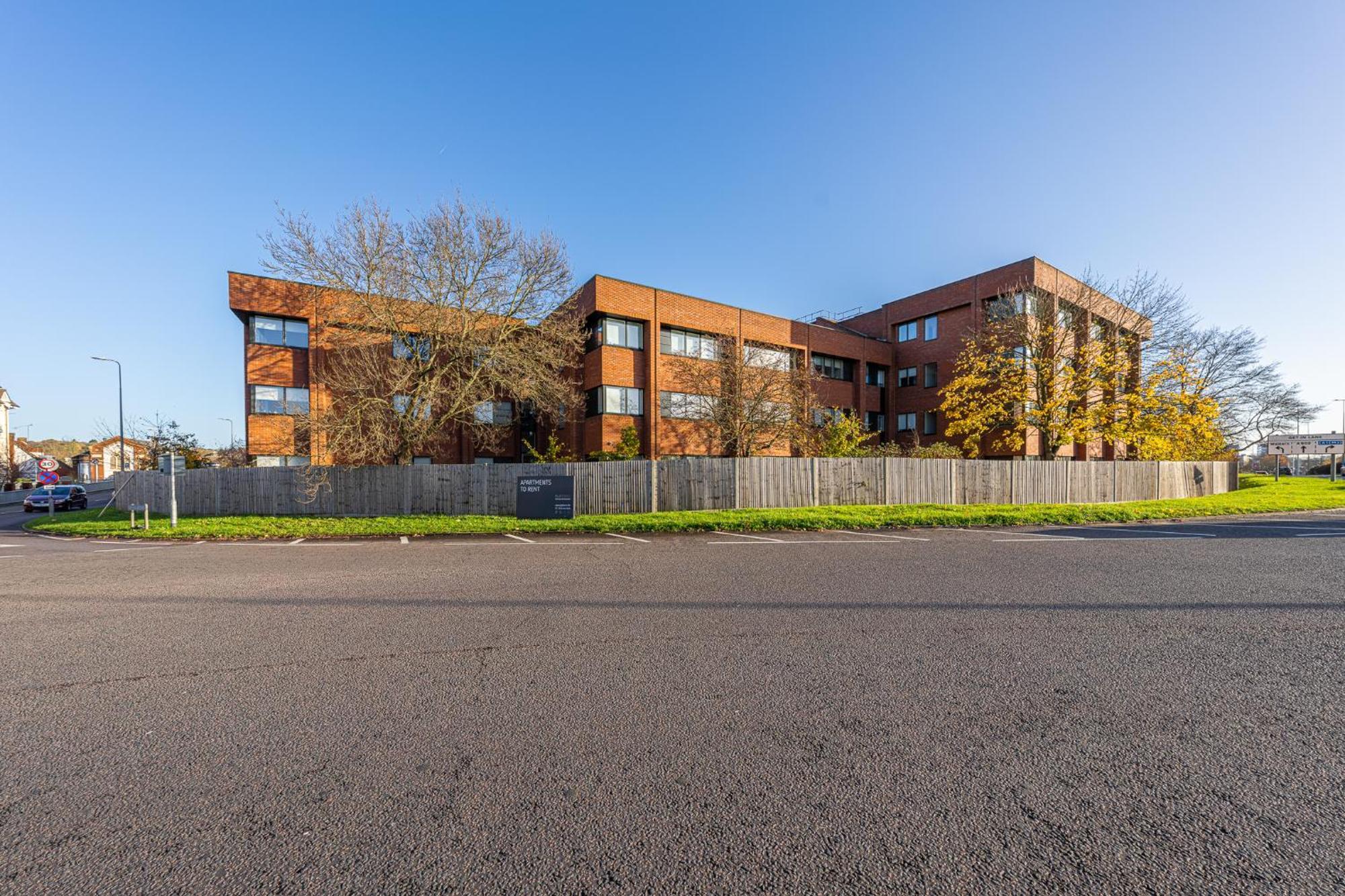Luxury 1 Bedroom Serviced Apartment With Roof Terrace & Gym Stevenage Exterior foto